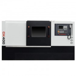 CNC-Drehmaschine CORMAK 400x1000 mit hydraulischem Spannfutter, 12 Werkzeugen und Steuerung SIEMENS SINUMERIK 808D