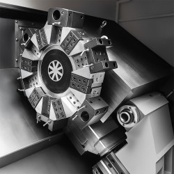 CNC-Drehmaschine CORMAK 350x500 mit hydraulischem Spannfutter und Steuerung SIEMENS SINUMERIK 808D