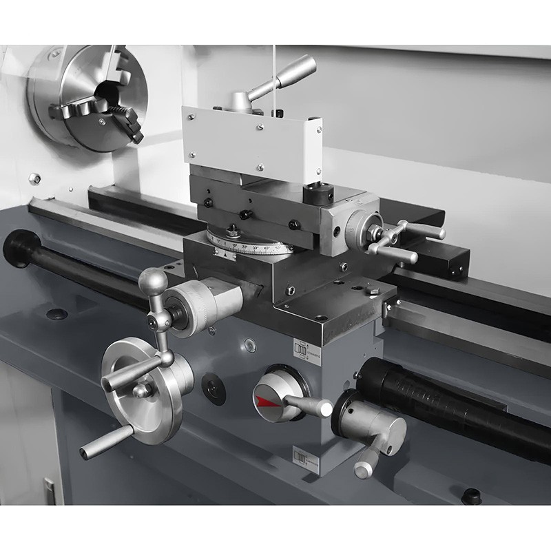Konventionelle Universaldrehmaschine CORMAK 330 x 700 230V mit Untergestell + Drehmeißelsatz | Hersteller CORMAK