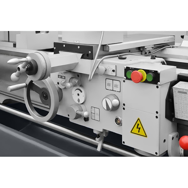 Konventionelle Universaldrehmaschine CORMAK 660x3000