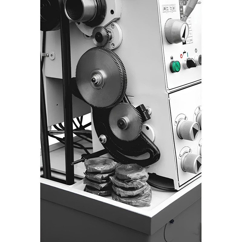 Konventionelle Universaldrehmaschine CORMAK GRAND 420x1500 + Drehmeißel + mitlaufende Spitze