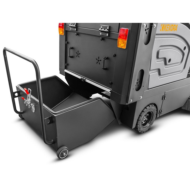 Selbstfahrende Kehrmaschine CORMAK ZP8700 mit Sprühsystem | CORMAK